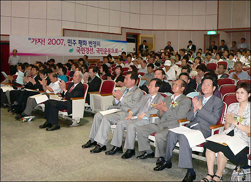 18일 대전 중구 카톨릭문화회관에서 열린 국민경선추진협의회 대전본부 결성식 참석자들이 박수를 보내고 있다. 